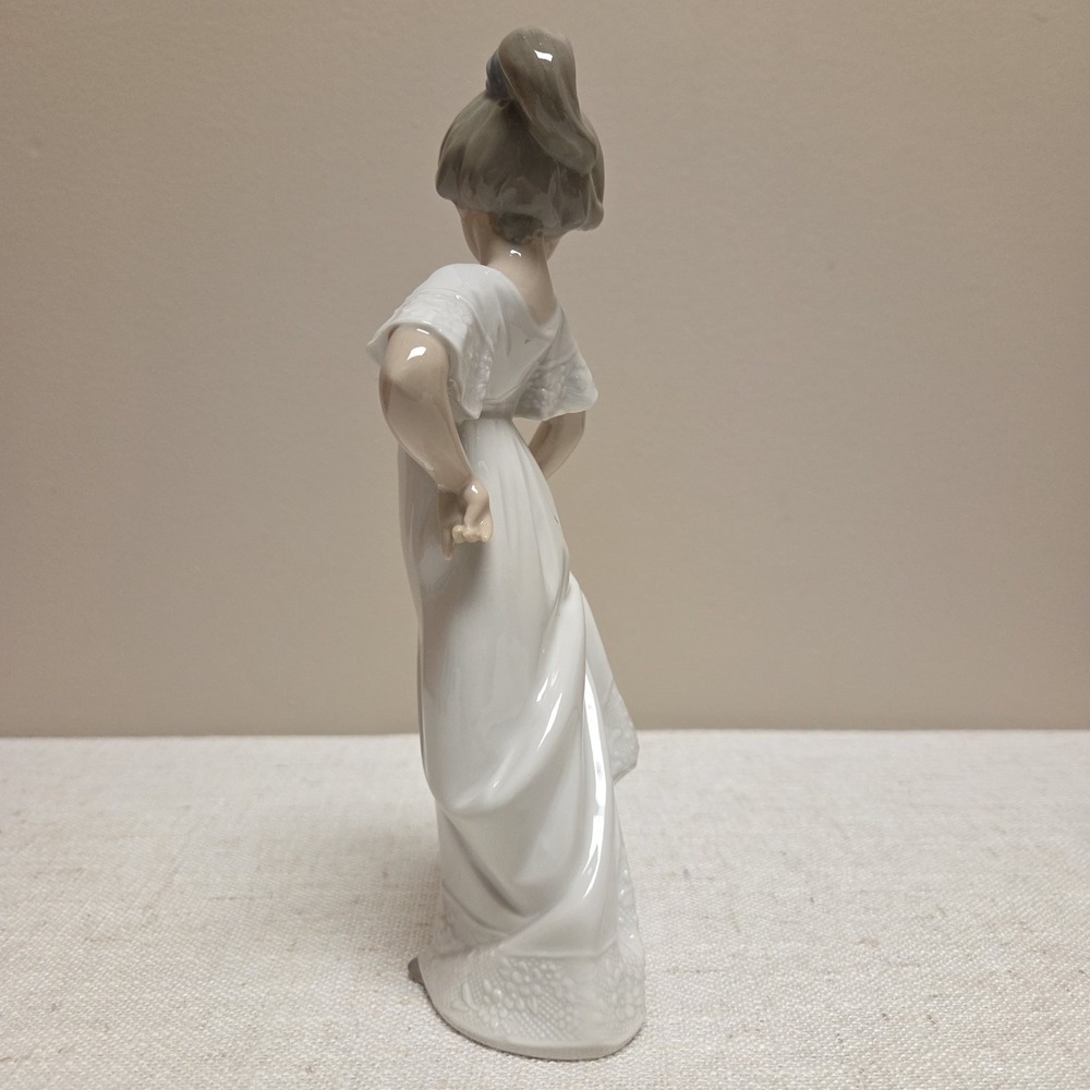 Lladro #1110 Nao "How Pretty"  Figurine Excellent Used Condition No Box - Picture 2 of 5
